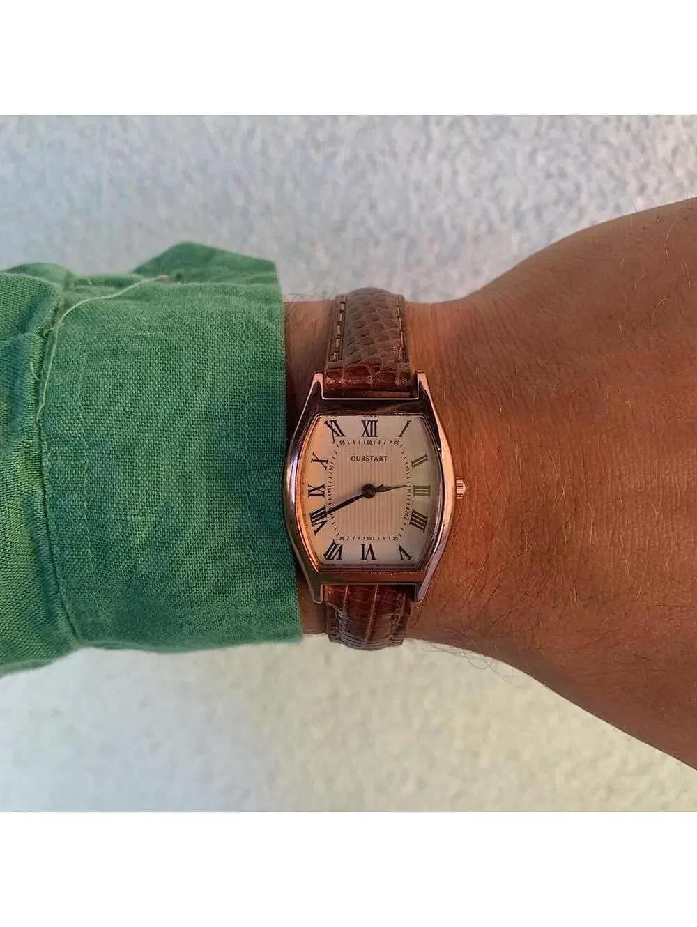 Minimalistic essential vintage style gold and leather style band watch. 9